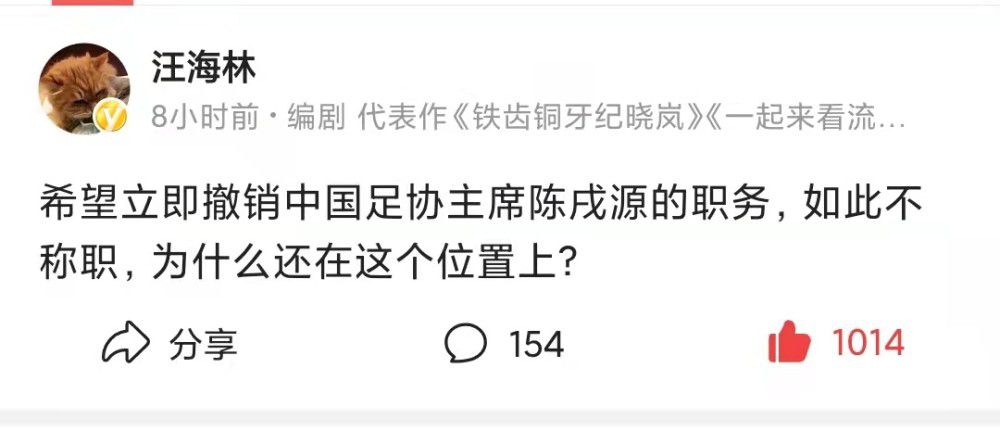 罗马的反击机会，阿兹蒙插上横敲，卢卡库单刀球推射被孔西利没收。